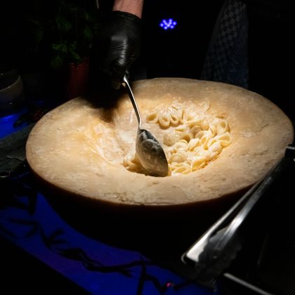 Bild von Nudeln in einem großem Parmesankäse