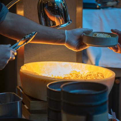Bild von Nudeln in einem großen Parmesankäse
